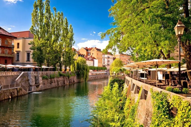 Aurinkoinen jokiranta Ljubljanassa