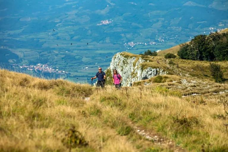 Bergsteigerpaar auf der Hochebene von Nanos in Slowenien mit Blick auf das Vipava-Tal