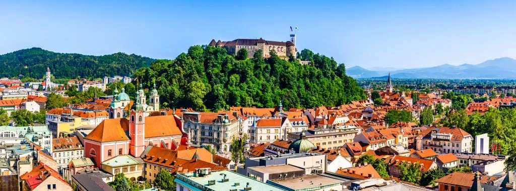 Gamlebyen og Ljubljanas middelalderslott på toppen av en skogkledd høyde i Ljubljana, Slovenia.