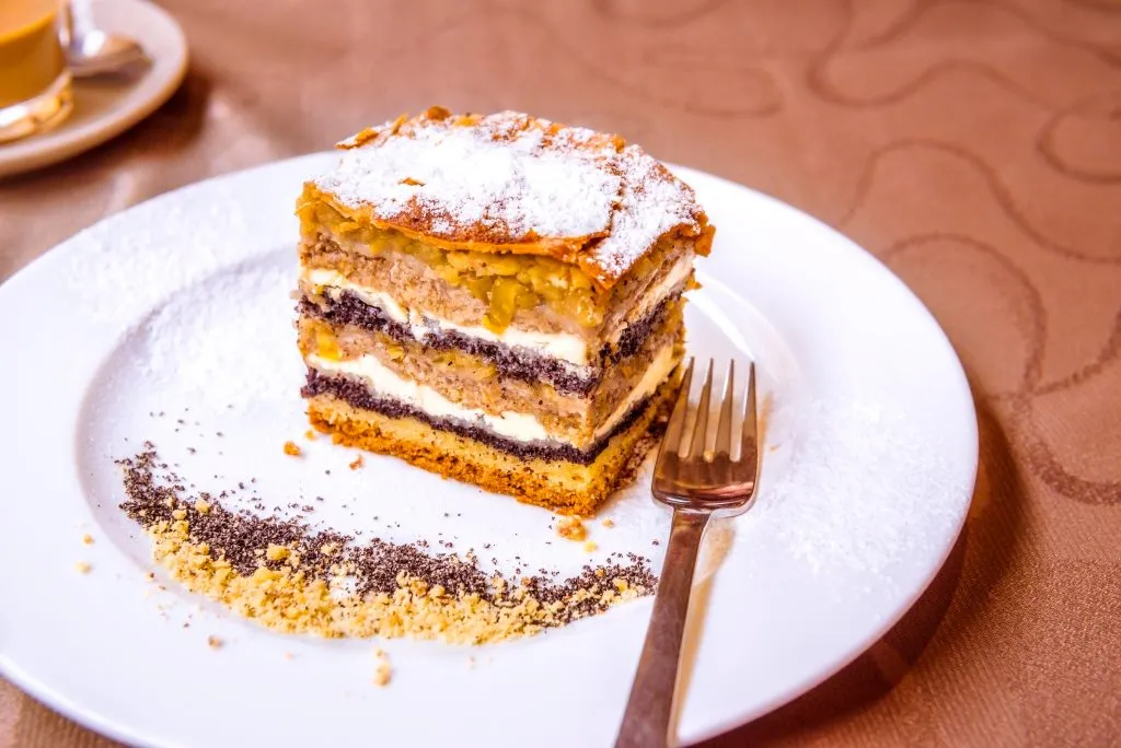 Traditioneller slowenischer Schichtkuchen - Exquisiter süßer Nachtisch, ein traditioneller Kuchen aus Prekmurje mit Mohn, Nüssen, Quark und Apfelschichten, genannt Prekmurska gibanica.