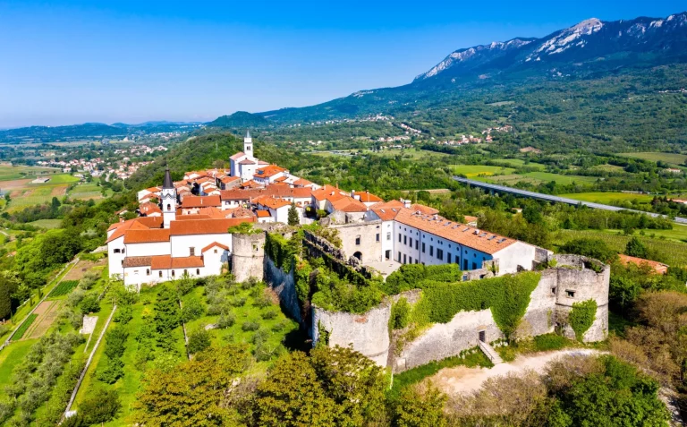 Utsikt over byen Vipavski Kriz i Slovenia